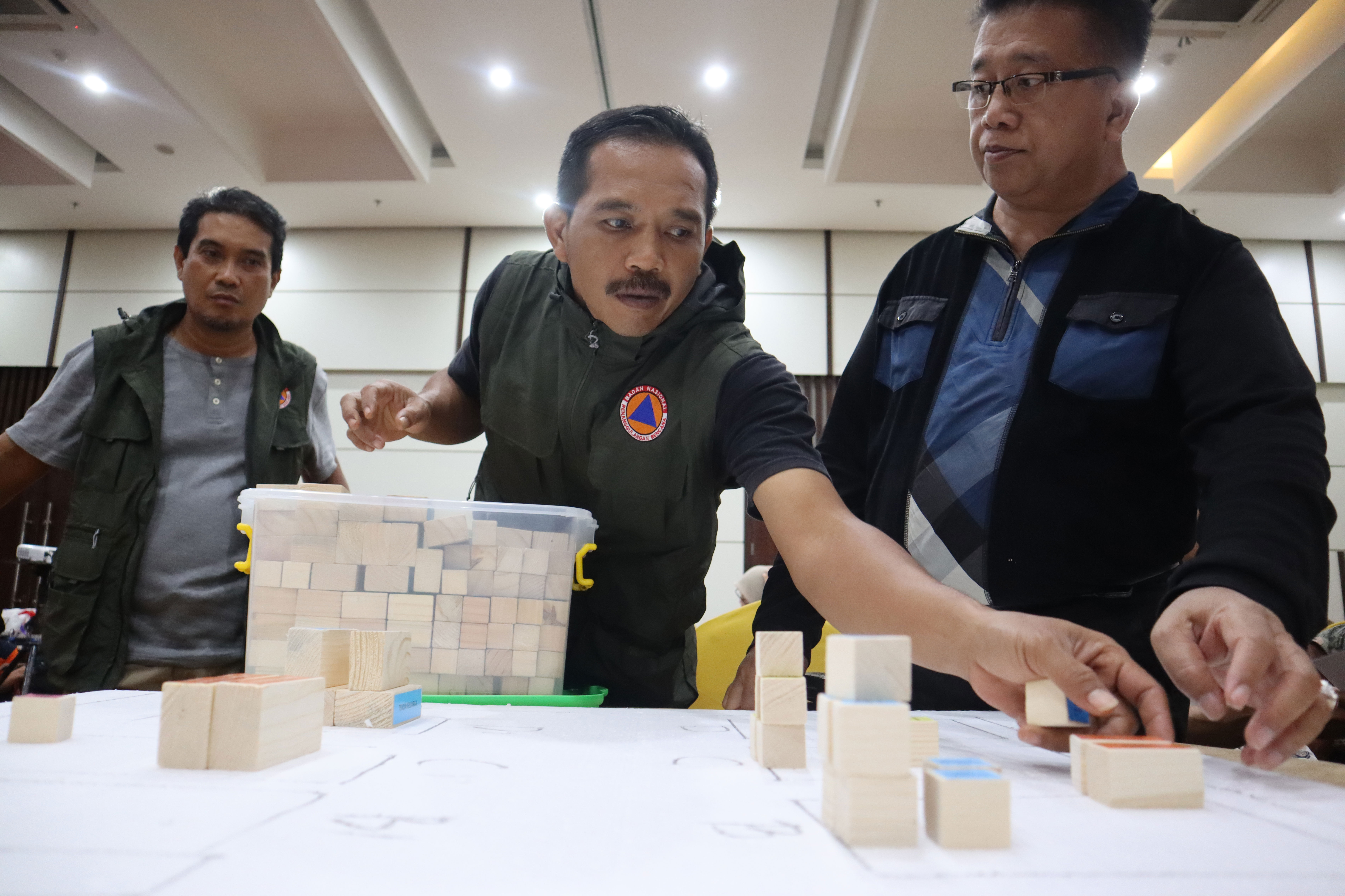 Para peserta terdiri dari 17 perwakilan BPBD Provinsi yang menerima materi dan praktek manajemen pergudangan (7/6).